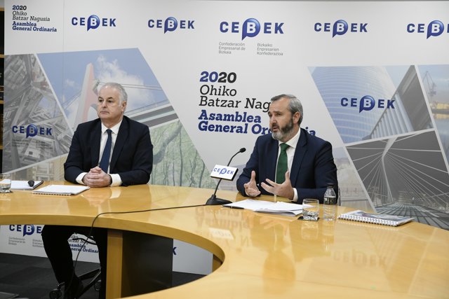 El presidente de Cebek, Iñaki Garcinuño, y por el secretario general de la patronal vizcaína, Francisco Javier Azpiazu, presentan  las conclusiones de la Encuesta de CEBEK