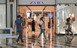 Inditex prevé cerrar unas 1.200 tiendas, entre 250 y 300 en España Varias personas pasan junto a una tienda Zara en el Centro Plaza Norte 2, La Cúpula de Madrid, durante el segundo día de la Fase 2, a 9 de junio de 2020.