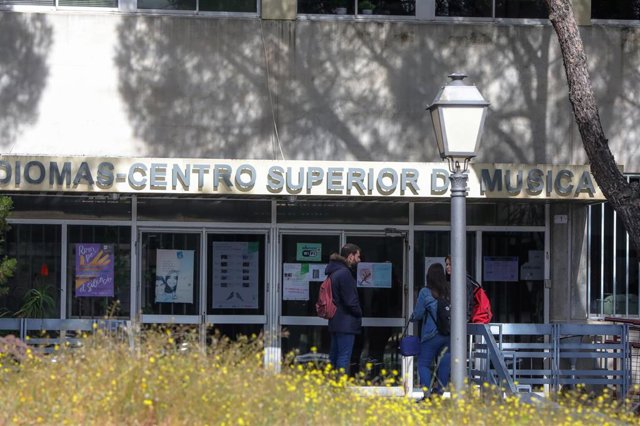 Alumnos frente al Centro Superior de Música de la Universidad Autónoma de Madrid, que cierra sus puertas a causa del coronavirus desde el miércoles día 11, en Madrid (España), a 10 de marzo de 2020.