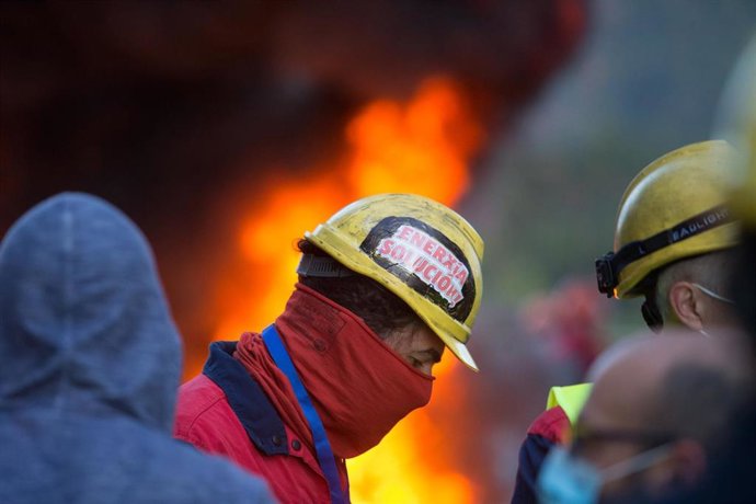 Participantes protegidos con mascarilla participan en la barricada realizada a las puertas de la factoría de San Cibrao, donde han quemado de neumáticos a 9 de junio de 2020.