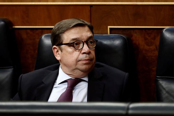 Burlas en el Congreso por la pregunta 'florero' del PSOE al ministro de Agricult