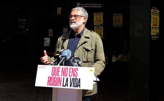 Carles Riera (CUP) en rueda de prensa sobre educación dentro de la campaña 'Que no ens robin la vida'.
