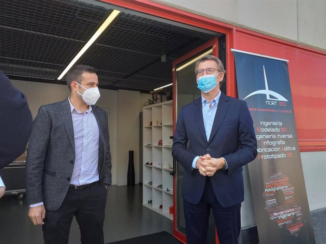 El presidente de la Xunta, Alberto Núñez Feijóo, en una visita a la empresa Nort3D, en el parque industrial de Porto do Molle, en Nigrán (Pontevedra)