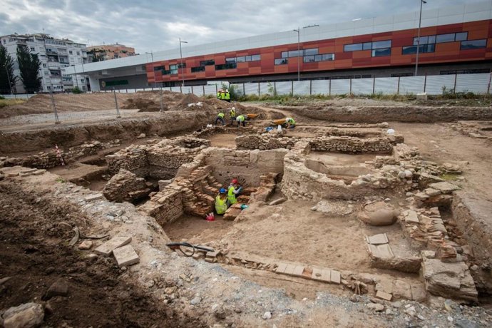 Excavación arqueológica en los antiguos cuarteles de Mondragones