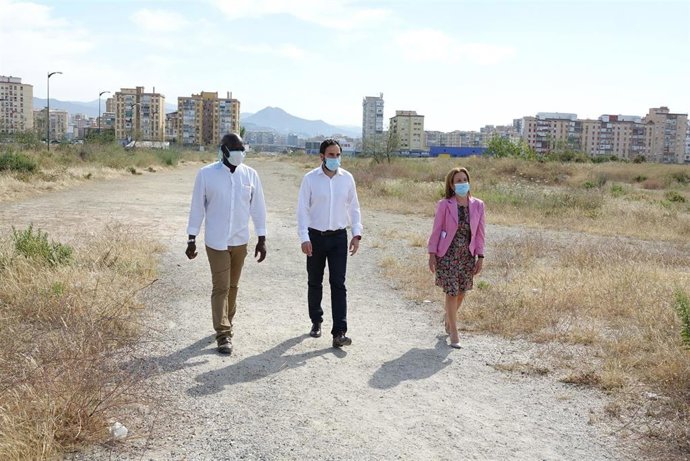 El portavoz del PSOE en el Ayuntamiento de Málaga, Daniel Pérez; la concejala socialista Begoña Medina, en los antiguos terrenos de Repsol