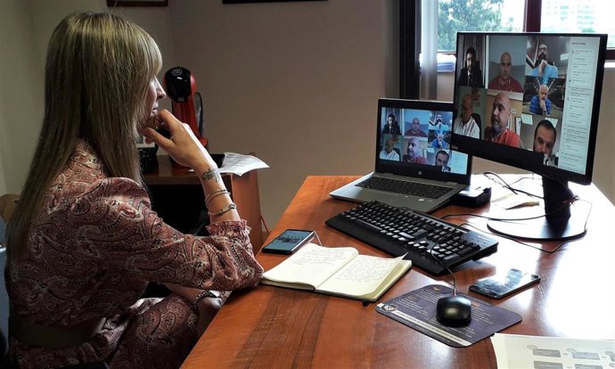 La directora general de Industria, Rosana Prada, se reúne con el comité de empresa de Alu Ibérica y con los sindicatos.