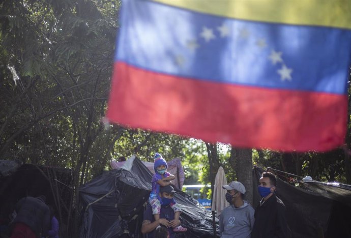 Migrantes venezolanos en Colombia esperan en Bogotá a ser trasladados a la frontera para volver a su país