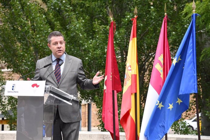 L jefe del Ejecutivo autonómico, Emiliano García-Page, preside, en el Teatro Auditorio de Cuenca, la firma del protocolo del Plan de Infraestructuras de Cuenca.