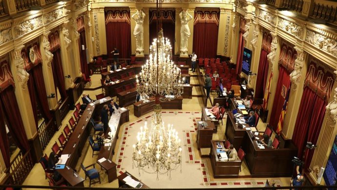 La sala de plenos del Parlament, en la sesión de este martes.