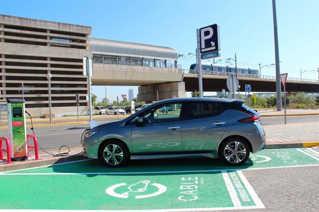 Cargador para vehículos eléctricos en la estación de metro de San Juan Bajo
