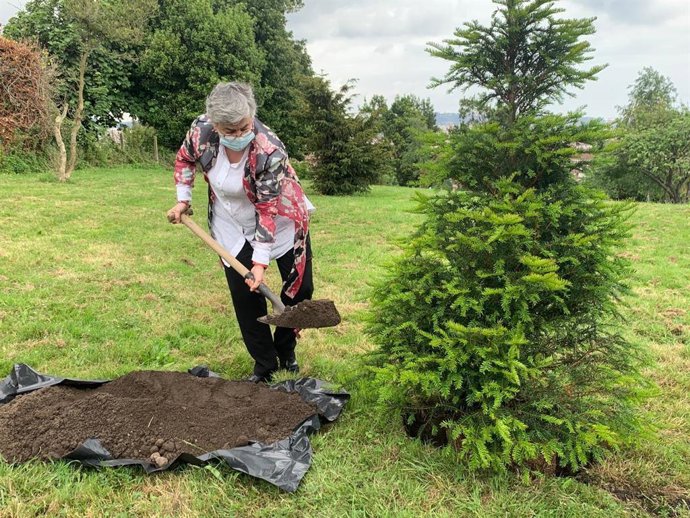 La alcaldesa de Gijón, Ana González, participa en la pantación de un árbol por Europa en el parque de los Pericones