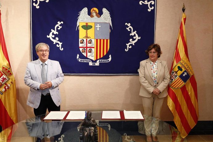 El Justicia de Aragón, Ángel Dolado, y la consejera de Ciudadanía y Derechos Sociales, María Victoria Broto, en la firma del acuerdo