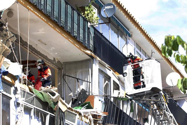 Bomberos del Consorcio Provincial realizan labores de saneamiento y retirada de escombros en el edificio de Vélez.Málaga donde se ha producido una explosión y ha fallecido una mujer
