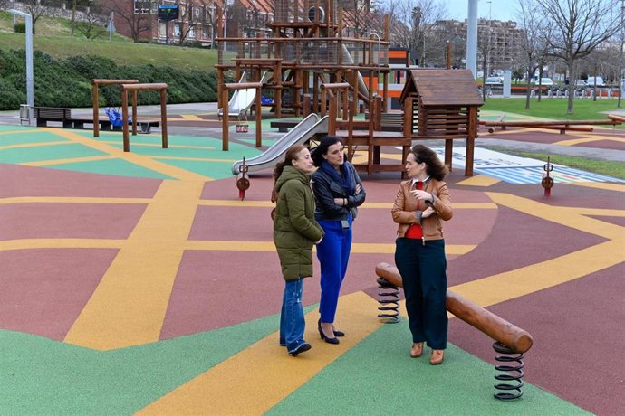 Renovación del suelo de seguridad del parque infantil de Las Llamas