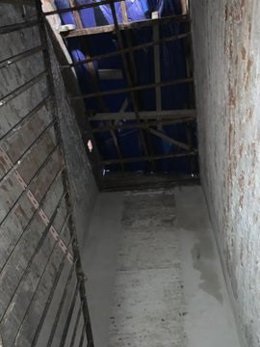 Techo de la escalara del inmueble del número 33 de la calle Robadors, en el barrio barcelonés del Raval. El edificio es de propiedad municipal.