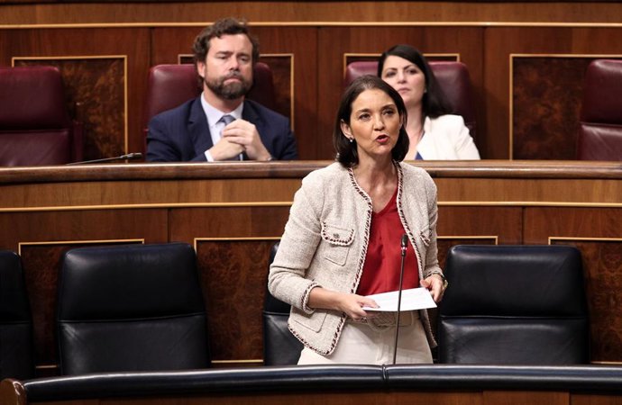 La ministra de Industria, Comercio y Turismo, Reyes Maroto, en el Congreso de los Diputados.
