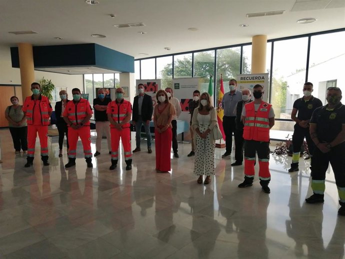 Botella (centro), con los responsables de las empresas de ambulancias y de Cruz Roja.