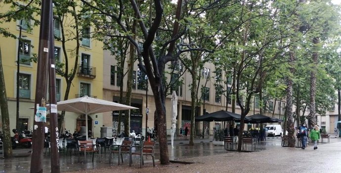 Terrazas de la Rambla del Rval junto a mobiliario urbano