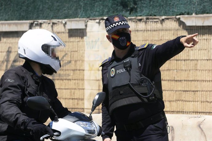 Policía Local de Málaga realiza controles  por el decreto de Estado de Alarma a causa del COVID-19. Málaga a 30 de abril del 2020