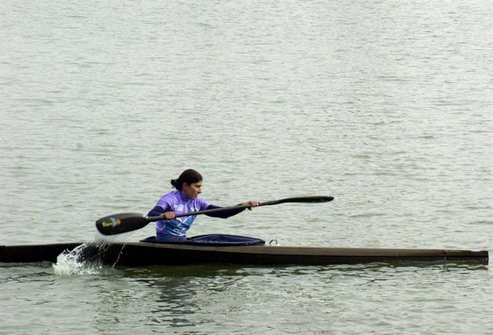 Imagen de recurso de una deportista haciendo piragüismo en el parque Juan Carlos I de Madrid.