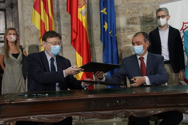 El presidente de la Generalitat, Ximo Puig, y el presidente de la CEV, Salvador Navarro.