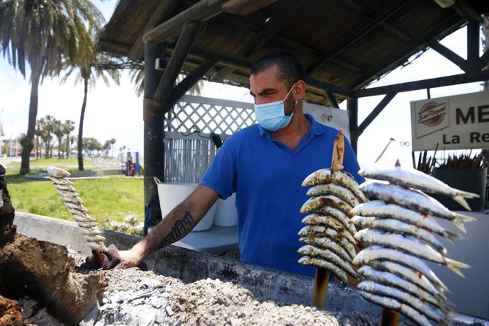 Un espetero prepara sardinas en las playas de Pedregalejo. Málaga a 20 de mayo del 2020