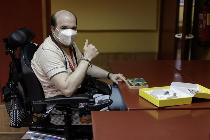 Un usuario con una discapacidad física de la Residencia de COCEMFE en Madrid (Confederación Española de Personas con Discapacidad Física y Orgánica).