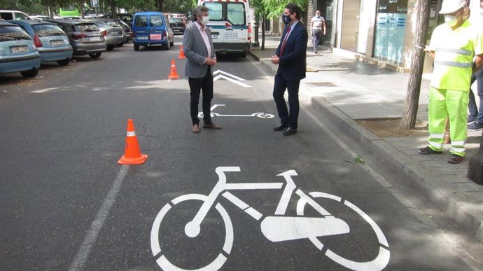 José María Bellido con Miguel Ángel Torrico en una ciclocalle.