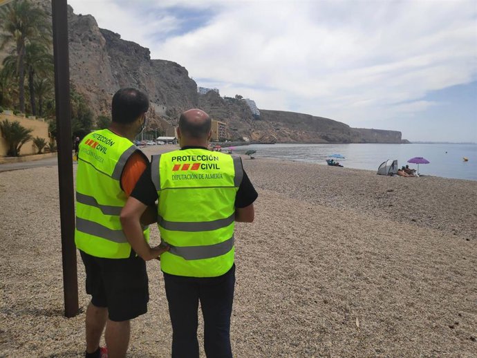 Efectivos de Protección Civil visitan la playa de Enix