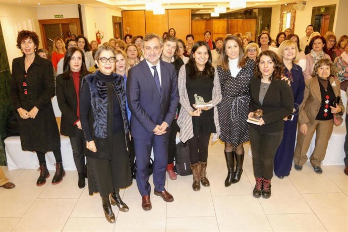 Las ganadoras Orianna Aketzalli Calderón y María Burguillos del Certamen Nacional de Ensayo Carmen de Burgos en 2019