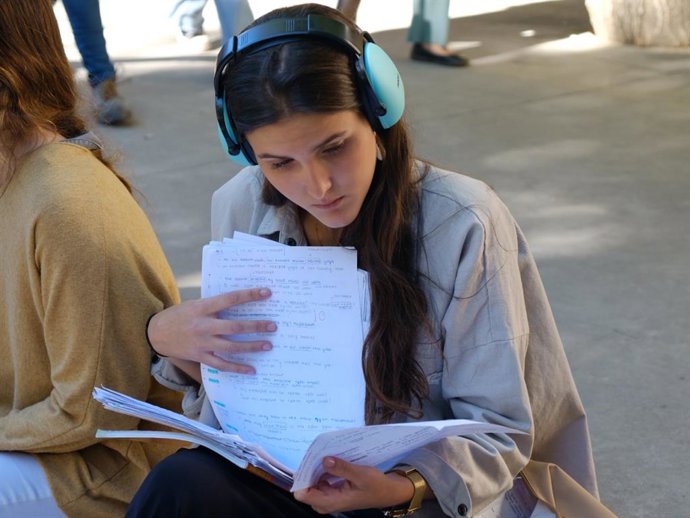 Una estudiante repasa sus apuntes en instantes previos a la realización de la PEvAU en la US