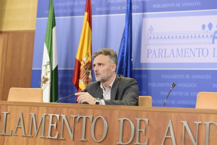 El portavoz parlamentario del PSOE-A, José Fiscal, en rueda de prensa.