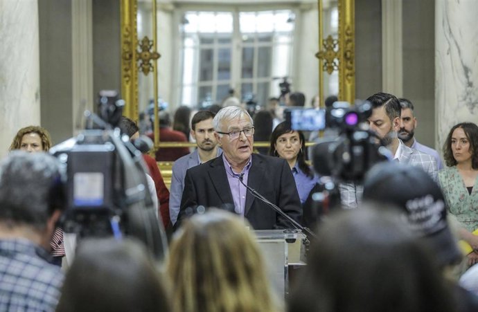 El alcalde de Valencia, Joan Ribó en rueda de prensa tras la suspensión de las fallas, en el Salón de Cristal del Ayuntamiento de Valencia (España), a 11 de marzo de 2020.