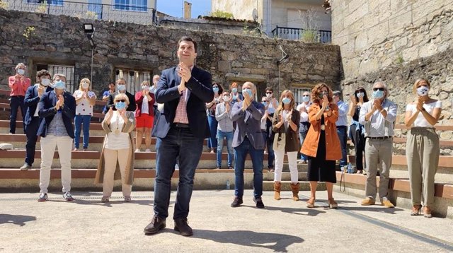 El candidato del PSdeG a la Presidencia de la Xunta, Gonzalo Caballero, en el acto en Baiona (Pontevedra)