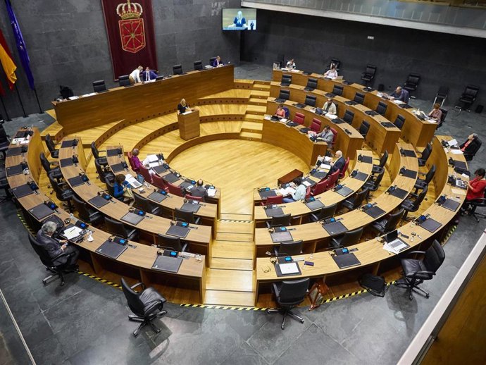 Vista general del pleno en el Parlamento de Navarra donde la presidenta del Gobierno de Navarra, María Chivite, ha defendido el endeudamiento como uno de los medios para afrontar los efectos de la crisis del coronavirus y ha reclamado también que los ay