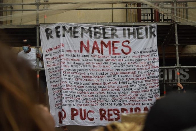 Cartel que recuerda personas que han muerto por racismo colgada en una manifestación antirracista en la plaza Sant Jaume de Barcelona