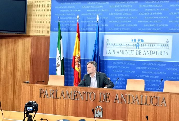 El portavoz parlamentario del PSOE-A, José Fiscal, en rueda de prensa.