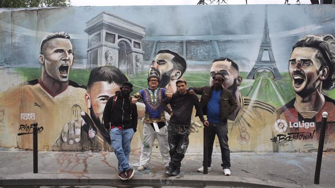 Fútbol.- LaLiga celebra la vuelta del fútbol con arte urbano en los cinco contin