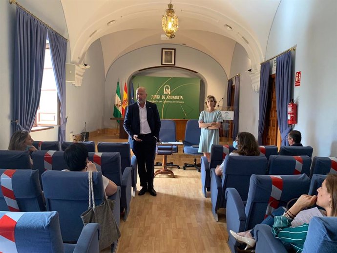 Imbroda, junto a la delegada de Educación en Córdoba, en la reunión con los directores.