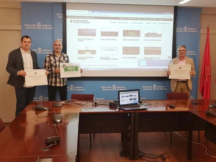 El director general de Proyectos Estratégicos, Ruben Goñi, el presidente de la junta Red Explora, Gustavo Ortíz de Barron, y el director general de Educación, Gil Sevillano