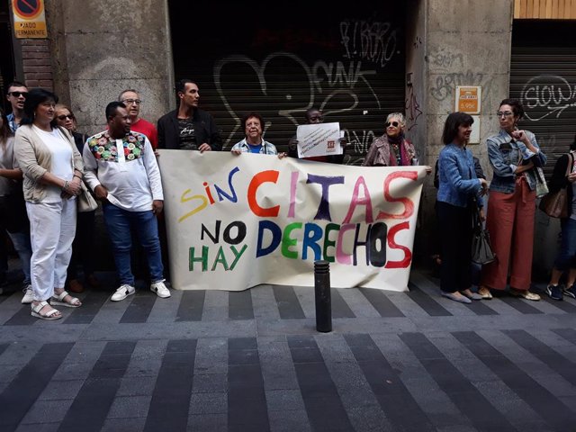 Personas extranjeras se concentran ante la Oficina de Extranjería para denunciar la falta de citas