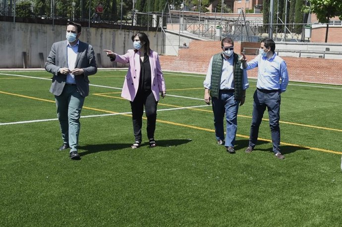 Ayuntamiento de Pozuelo de Alarcón prevé terminar este mes la instalación del césped artificial en el polideportivo El Pradillo.