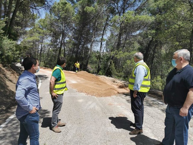 Visita a la carretera A-6305 en Hornos.