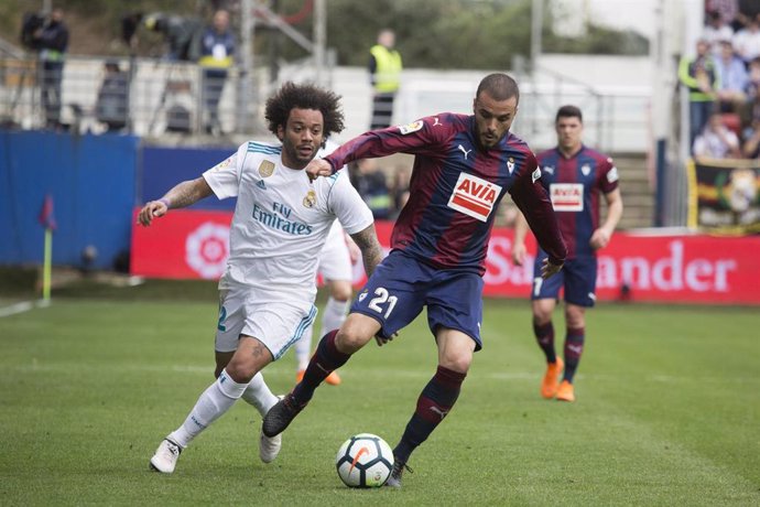 Pedro León jugando con el Eibar en Ipurua ante el Real Madrid en LaLiga Santander 2017-2018