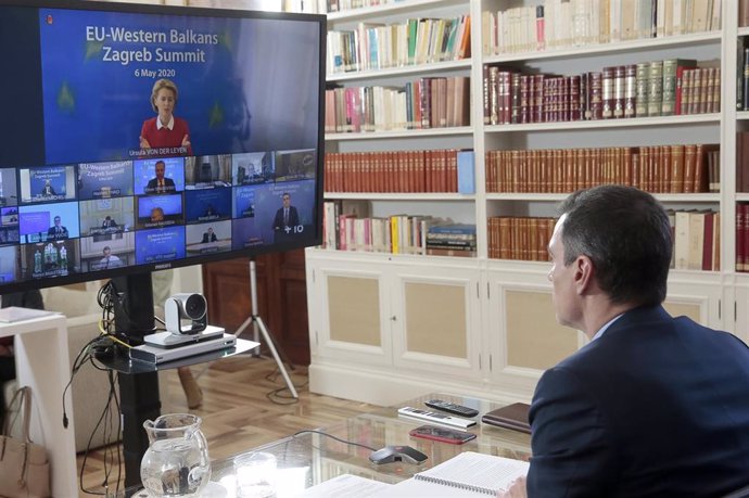 El presidente del Gobierno, Pedro Sánchez, durante su participación por videoconferencia en la Cumbre de la Unión Europea-Balcanes Occidentales, en el Palacio de la Moncloa, en Madrid (España) a 6 de mayo de 2020.