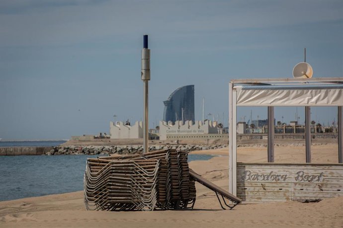 Base náutica de la playa del Bogatell, el día en que el concejal de Emergencia Climática y Transición Ecológica del Ayuntamiento de Barcelona, Eloi Badia, detalla cómo se llevará a cabo la apertura desde el próximo viernes de más espacios naturales.