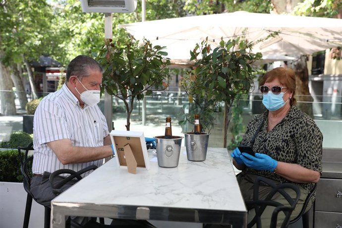Clientes sentados en una céntrica terraza madrileña.