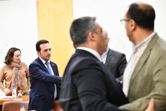 Imagen de archivo en la que se ve al diputado Del PP Yamal Driss sujeta al diputado Mohamed Ali tras los graves insultos, en frente Juan Sergio Redondo de VOX, en la Asamblea de Ceuta