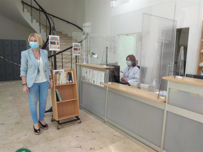 La delegada de Cultura en Almería, Eloísa Cabrera, en la biblioteca