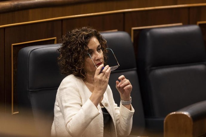 La ministra de Hacienda, Maria Jesús Montero, escucha desde su escaño durante un Pleno del Congreso